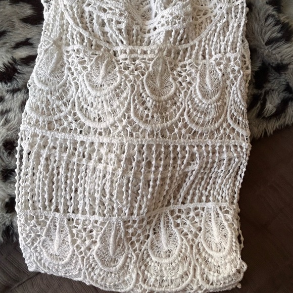 Simple beach white crochet top - Picture 10 of 11
